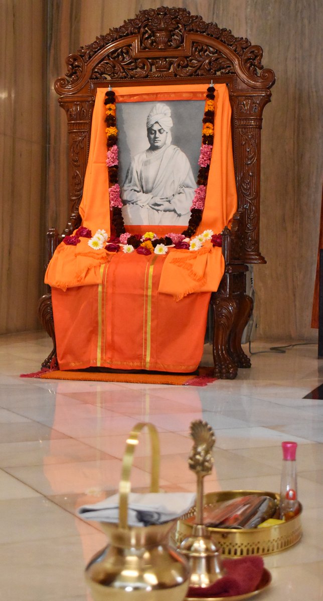 rkmdel's tweet photo. To remain somehow united with God. There are two ways: karmayoga and manoyoga. Householders practise yoga through karma, the performance of duty. There are four stages of life: brahmacharya, garhasthya, vanaprastha, and sannyas. Sannyasis...https://t.co/H87AFUu0xv https://t.co/XJlwBmMX6u