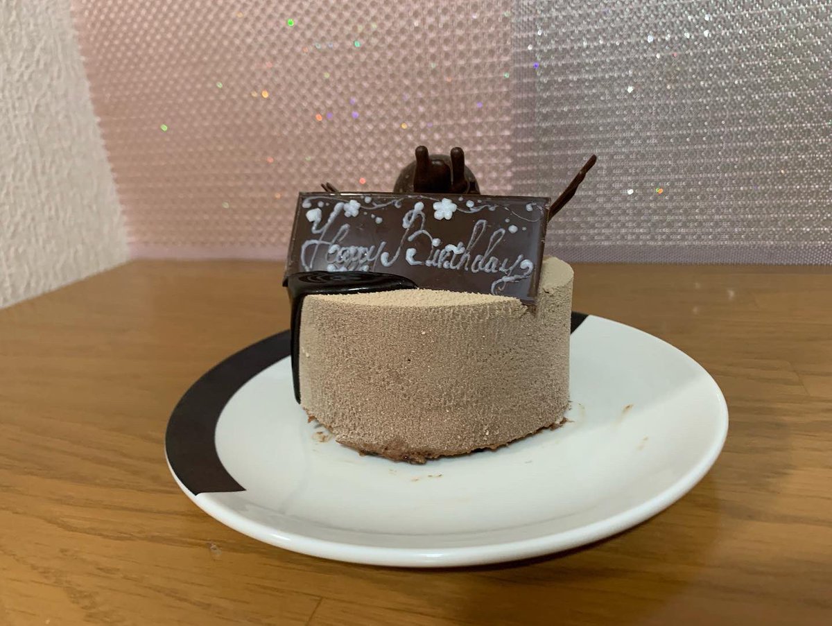 皆さん
暖かいメッセージありがとうございます
無事に55歳の誕生日を迎える事が出来ました
家族にもバースデーケーキで祝って頂きました
同行二人の教えを信じ空手道の道を歩んで行きたいと思います
押忍