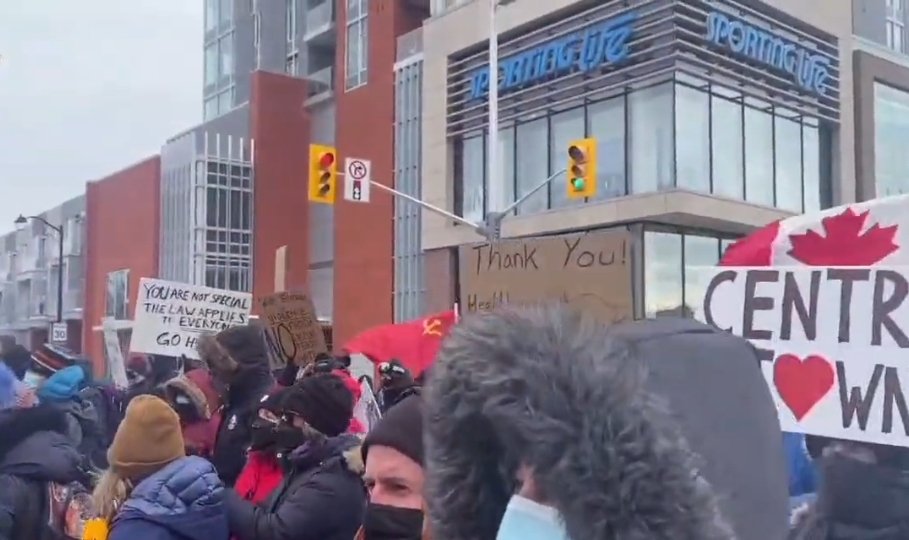 energester's tweet photo. @NOT2FAST @frankiesimc @Jason60436673 @BruceVConway @CBCNews @CTVToronto @CP24 @TorontoStar @globalnewsto A communist flag, then 3 communist party of Canada flags with the cog/wheat. Then a KKE communist party of greece flag. All from the 2nd video I watch from the anti freedom protest. https://t.co/w1DwBWrWvl