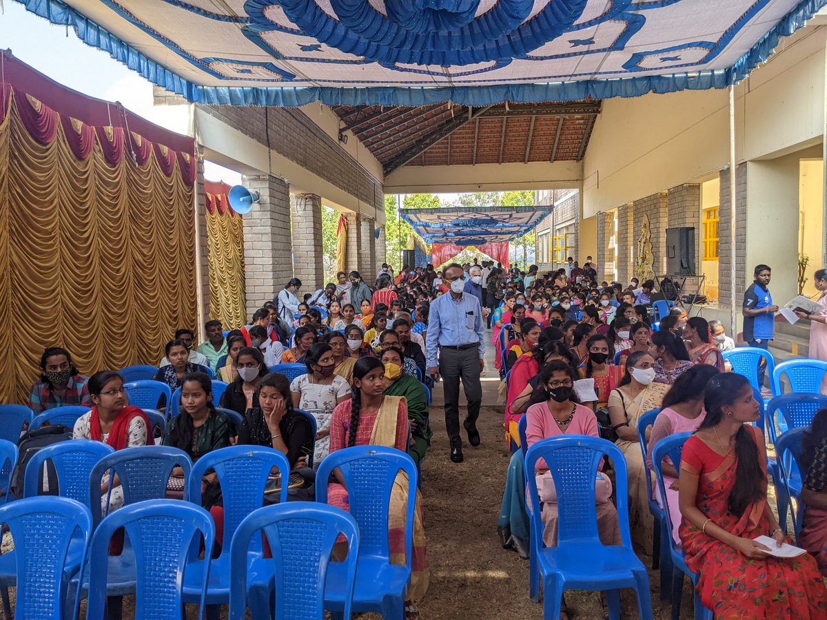 svym's tweet photo. #YuvaPayana2022 begins under the light &amp; shadow play of sun rays under this majestic tree at VSOE. 216 meritorious students present today are determined to shine thru this play of shadow/light called life, with their face towards the sun. @QualcommforGood @TitanCompanyLtd https://t.co/k7WtTKjAhQ