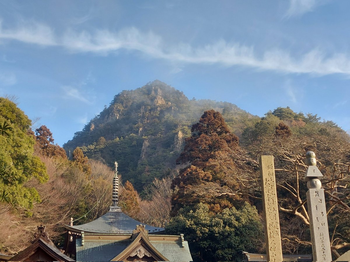 yuk_0407's tweet photo. ３年前の３月に始めた歩き遍路、無事にきのう結願しました。道中何のトラブルもなく無事に歩き通すことができました。たくさんの方々に親切にして頂いたことや四季折々の美しい四国の景色は一生忘れられません。
大窪寺に着いて空を見上げたら龍雲が歓迎してくれていました。 https://t.co/1UEEu6QZcF
