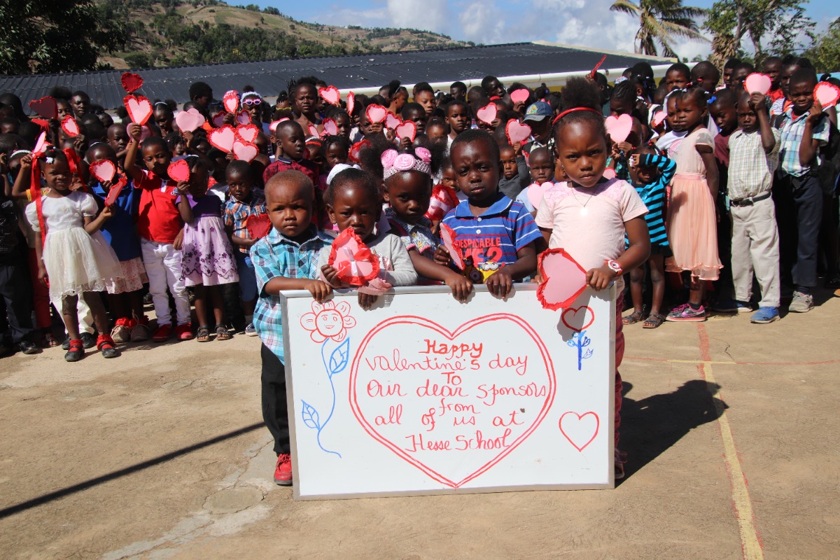 StarOfHope_se's tweet photo. Happy Valentine!
Barnen vid våra skolprojekt i Haiti skickar här en tacksamhetshälsning inför Alla Hjärtans Dag. De vill uttrycka sin kärlek och uppskattning till alla som stöttar arbetet i Haiti och samtidigt ger dem utbildning och hopp om en bättre framtid! TACK! https://t.co/oAPZ6aYPWx