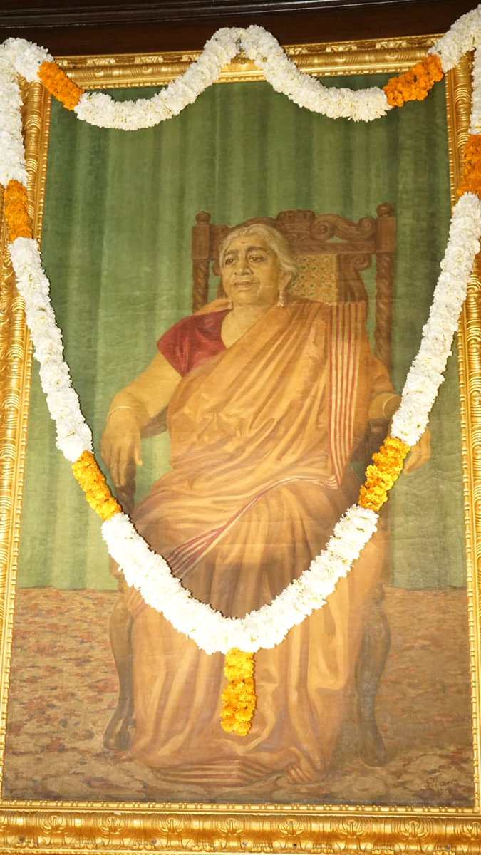 DDNewslive's tweet photo. Portrait of Smt. Sarojini Naidu in Central Hall of Parliament House on 13 February 2022 https://t.co/fVhUXO38A4