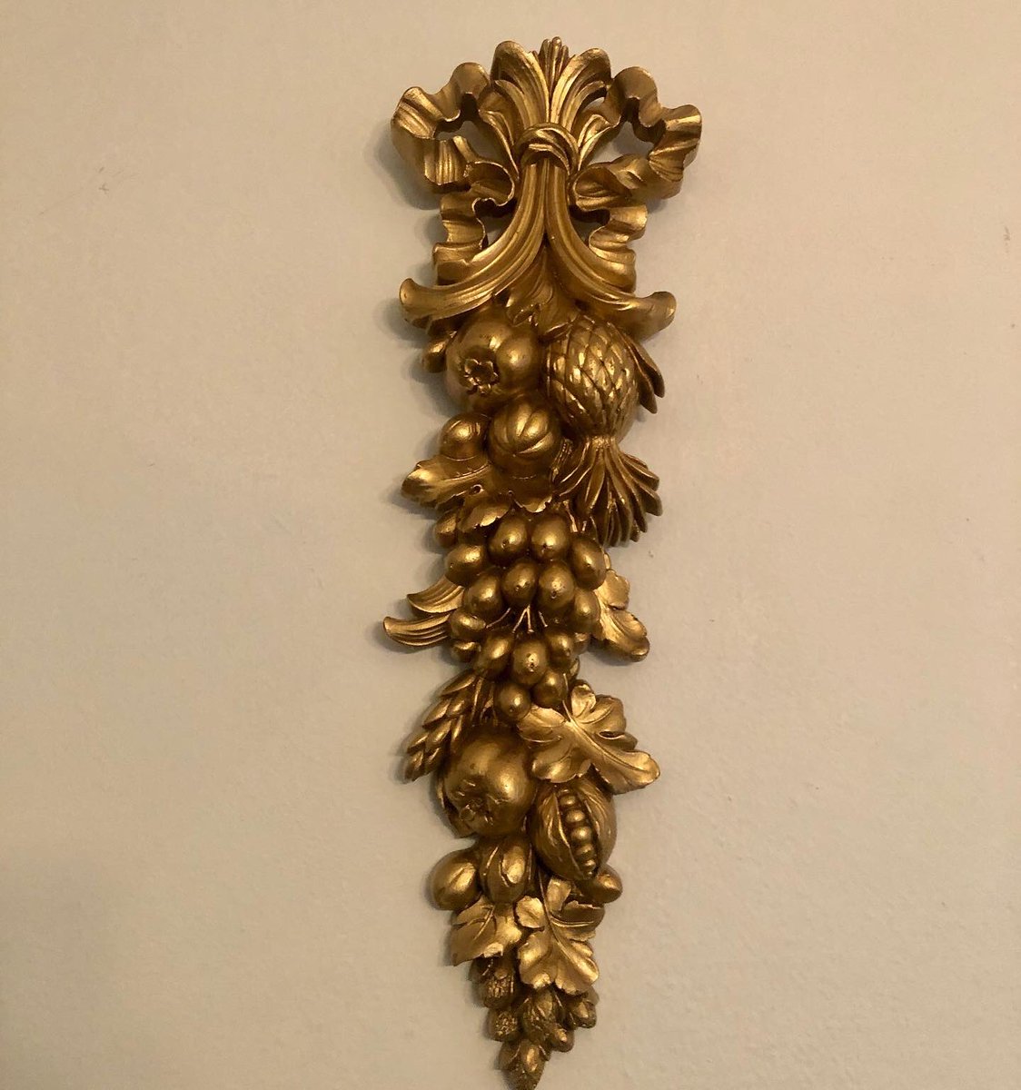 retromodstore's tweet photo. Gorgeous pair of Hollywood Regency style Syroco wall plaques from 1966 available now! #hollywoodregency #hollywoodregencydecor #hollywoodregencystyle #syroco #syrocowalldecor #1960s #midcentury https://t.co/yVdkGinvBa