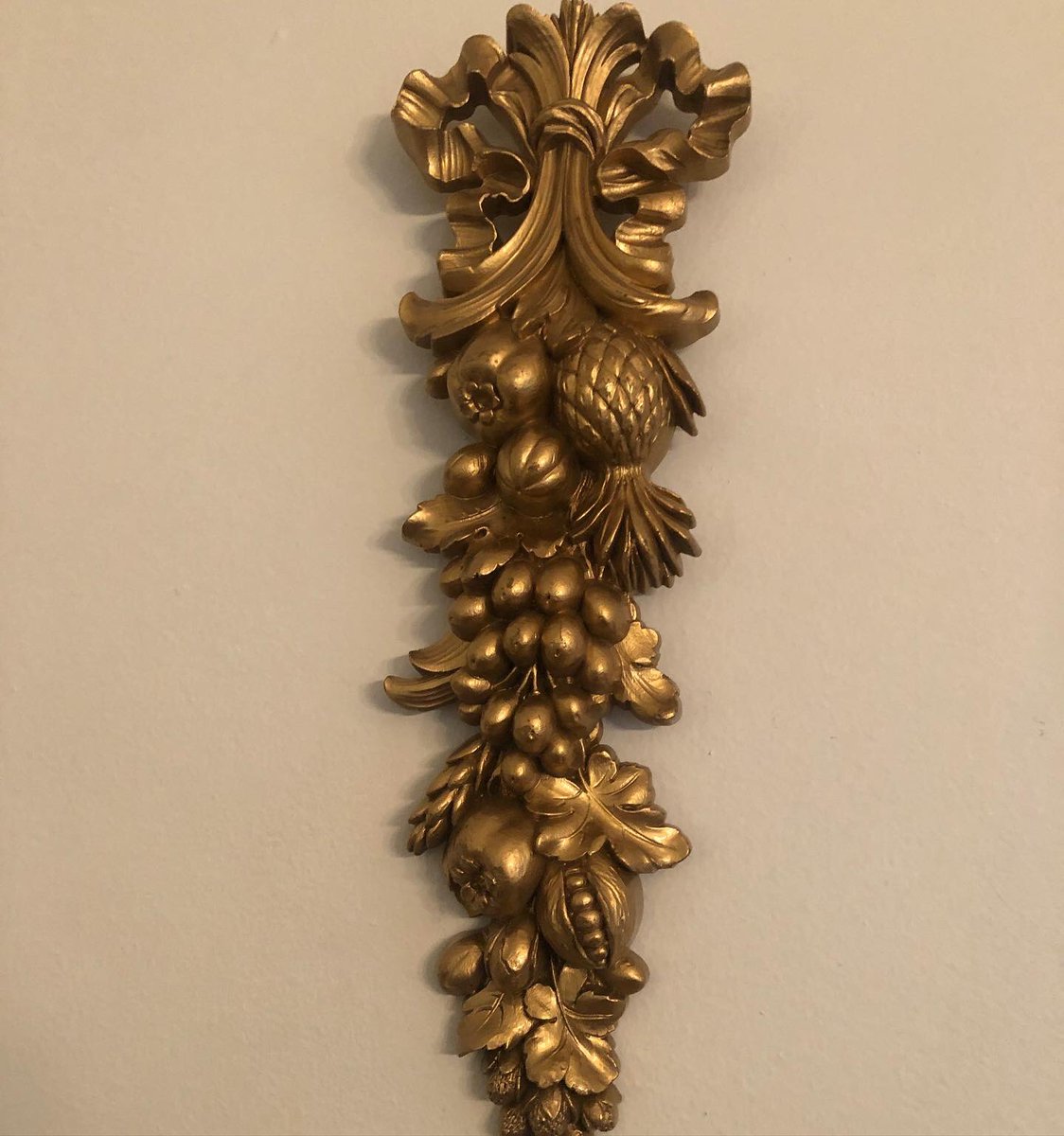 retromodstore's tweet photo. Gorgeous pair of Hollywood Regency style Syroco wall plaques from 1966 available now! #hollywoodregency #hollywoodregencydecor #hollywoodregencystyle #syroco #syrocowalldecor #1960s #midcentury https://t.co/yVdkGinvBa