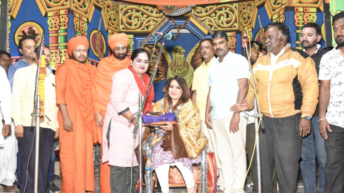JdsBadami's tweet photo. ಹನಮಂತ ಮಾವಿನಮರದ ಅವರ ಸ್ವಗ್ರಾಮವಾದ, ಕೋಟಿಕಲ್ಲ   ಶ್ರೀ ಹೊಳೆ ಹುಚ್ಚೇಶ್ವರಮಠದ ಜಾತ್ರೆಯ ಅಂಗವಾಗಿ ಏರ್ಪಡಿಸಲಾದ ನಾಟಕದ ಉದ್ಘಾಟನಾ ಕಾರ್ಯಕ್ರಮದಲ್ಲಿ ಖ್ಯಾತ ನಟಿಯರಾದ ಪೂಜಾ ಗಾಂಧಿಯವರು ಭಾಗವಹಿಸಿ, ನಾಟಕ ಉದ್ಘಾಟಿಸಿದರು... https://t.co/hGRD4VpxgE https://t.co/IAfwontx11