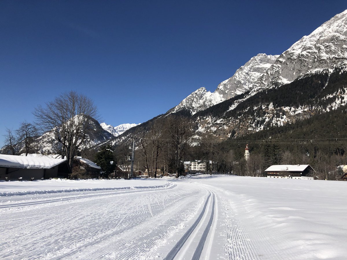 alpen_wetter's tweet photo. What a day #intirol. Impressionen aus dem tiefwinterlichen #Gnadenwald. ☀️🏔🎿
Möge der #Schnee so gut es geht das nahende #Tauwetter überstehen.

Übrigens: alle Loipen geöffnet, super Zustand und gratis!

#fetzblau https://t.co/VvlEG9fGJt