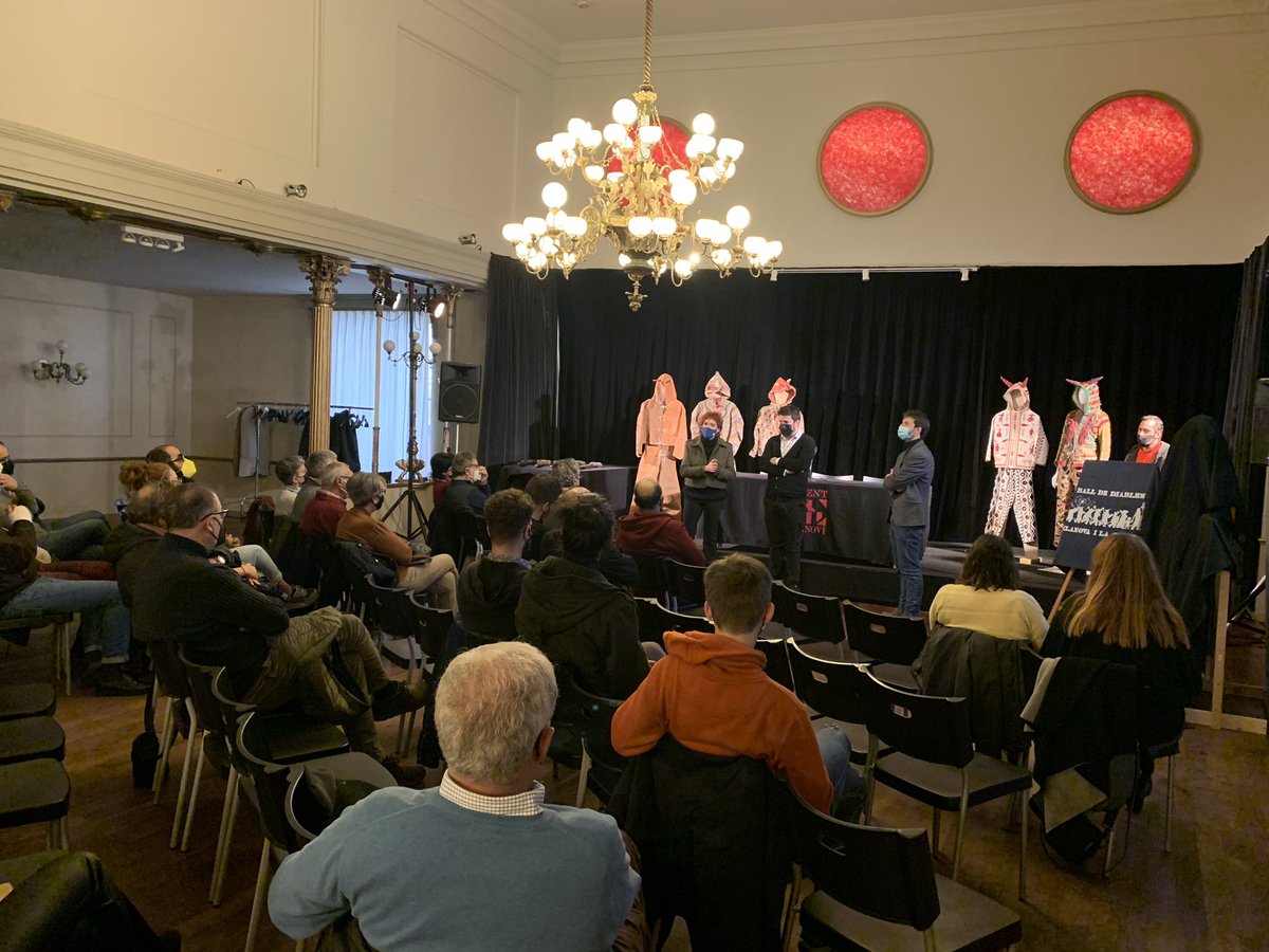 Inaugurada una nova edició del <a href="/salodelcarnaval/">Saló del Carnaval</a> de Vilanova i la Geltrú, que enguany té com a eix central el Ball de Diables
La regidora de Cultura <a href="/MerceMateo_/">M.Mercè Mateo Olivares</a>  ha destacat la importància de poder trobar espais de reflexió sobre els elements patrimonials i d’arrel..(👇🏼)