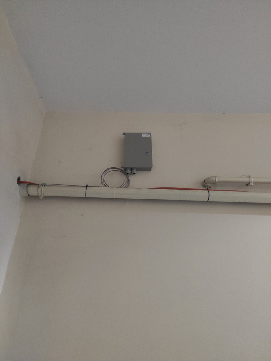 Kutu ve fiber kablo binanın içine girmiş durumda 2 aydır sinyal verilmedi.. saha operasyonu engelleyen pandemi de hafifledi 👀 sokak dolaptan klemensi takıp bir kabloya sinyali vermek nekadar zor olabilir? <a href="/TurkTelekom/">Türk Telekom</a> <a href="/TTDestek/">Türk Telekom Destek</a> <a href="/TTMedyaMerkezi/">Türk Telekom Medya Merkezi</a> <a href="/ttkomIR/">Turk Telekom IR</a>
