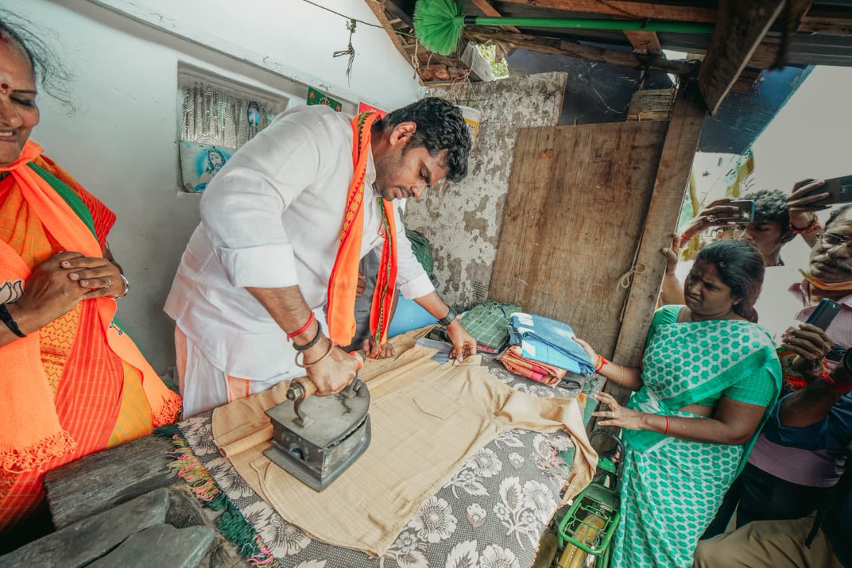 annamalai_k's tweet photo. Door campaigning for our candidate Jayalakshmi Srinivasan Akka from Ward 69, Coimbatore Corporation

As a former counsellor from the same place, akka’s spirited public service over the last 25 years have helped her to win over the local people’s hearts.

This anna is one example! https://t.co/zHxcMv1mE0