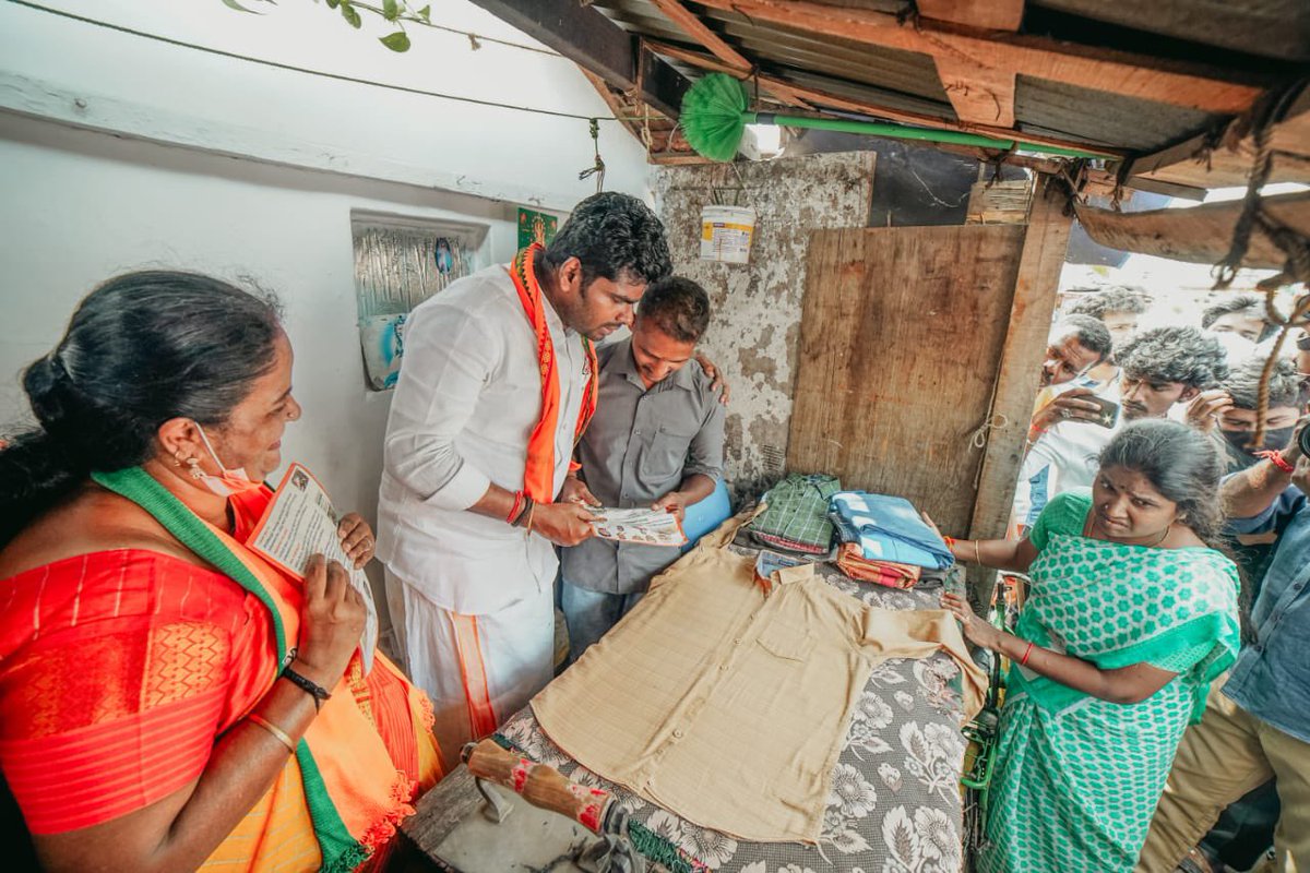 annamalai_k's tweet photo. Door campaigning for our candidate Jayalakshmi Srinivasan Akka from Ward 69, Coimbatore Corporation

As a former counsellor from the same place, akka’s spirited public service over the last 25 years have helped her to win over the local people’s hearts.

This anna is one example! https://t.co/zHxcMv1mE0