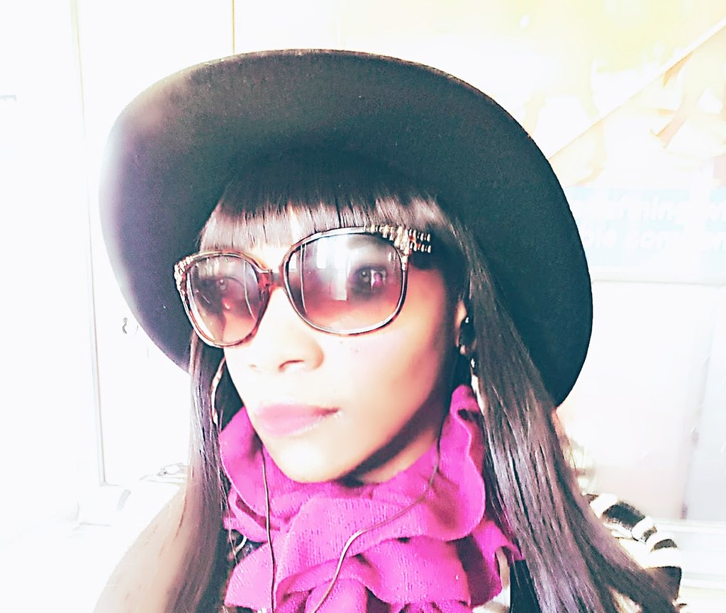 CeeCee928's tweet photo. Shades, Lip balm and a hat is all a woman may need to start the day.
#SimpleThingz
#GetIn2It ๐
#SaturdayVibez https://t.co/jikdT5Z4BO