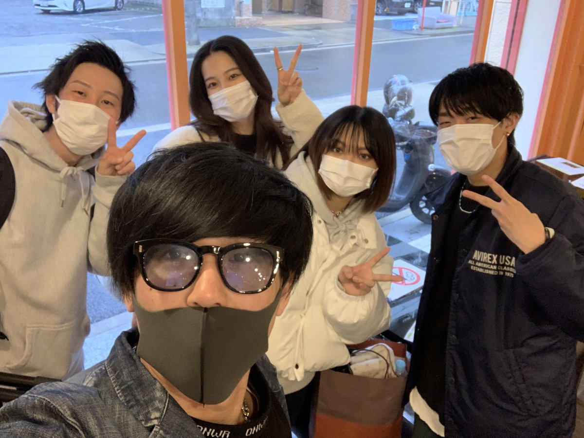 them_un's tweet photo. 本日は名古屋路上ライブ＆無料招待ライブです🎉

あいにくの雨天候なので若宮の高架下での路上となります☂️

足元にお気を付けてください🙇 https://t.co/rQxQuEdeDN