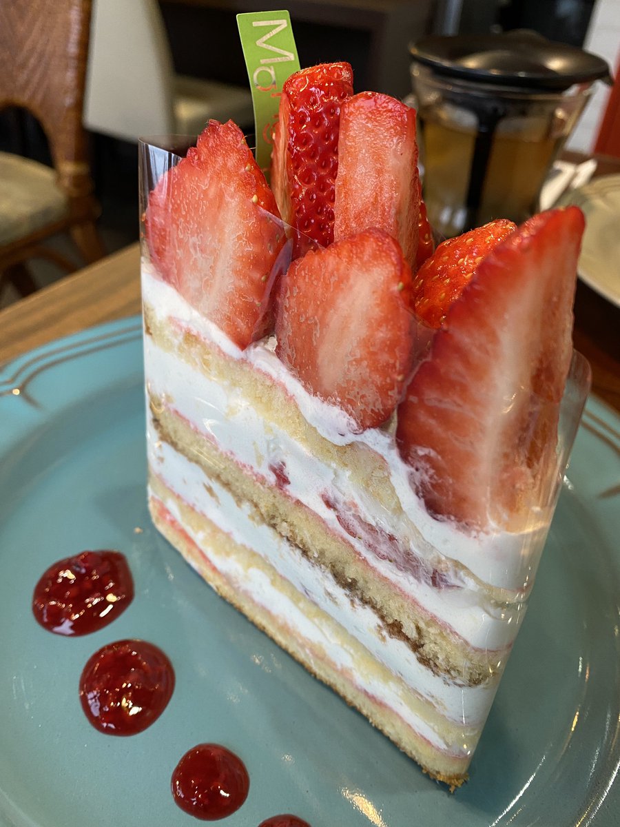 1カット1000円オーバーのあまおう苺ショートケーキ🍰
もったいなくて食べ進められねぇ…美味しいよ…