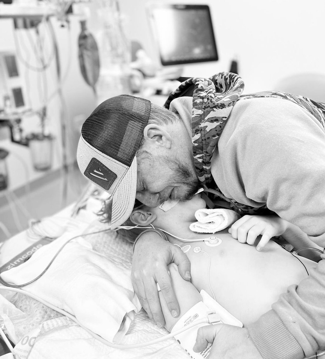 yusdelly_art's tweet photo. It is so heartbreaking  💔 
We need more kindness and love, take care of each other…if you see something, say something #StopBullying  #DoItforDrayke https://t.co/ghlLYP43dG