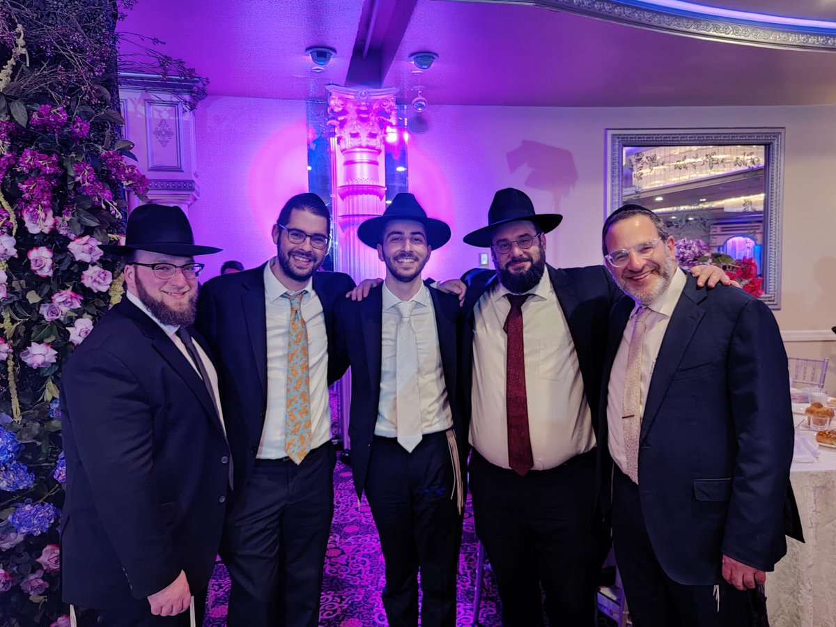 _YSMZ_'s tweet photo. Mazal Tov Jacob Boim and Alyssa Fuchs in your marriage! Rav Isaacson, Rav Burg, Rav Hirschel and Rav Steinherz at the wedding #MazalTov #AlumniAssociation #MevaseretAlumni #RebbeimInTheUS #Mevs4Ev @RavBurg https://t.co/yUkZC9eLmv
