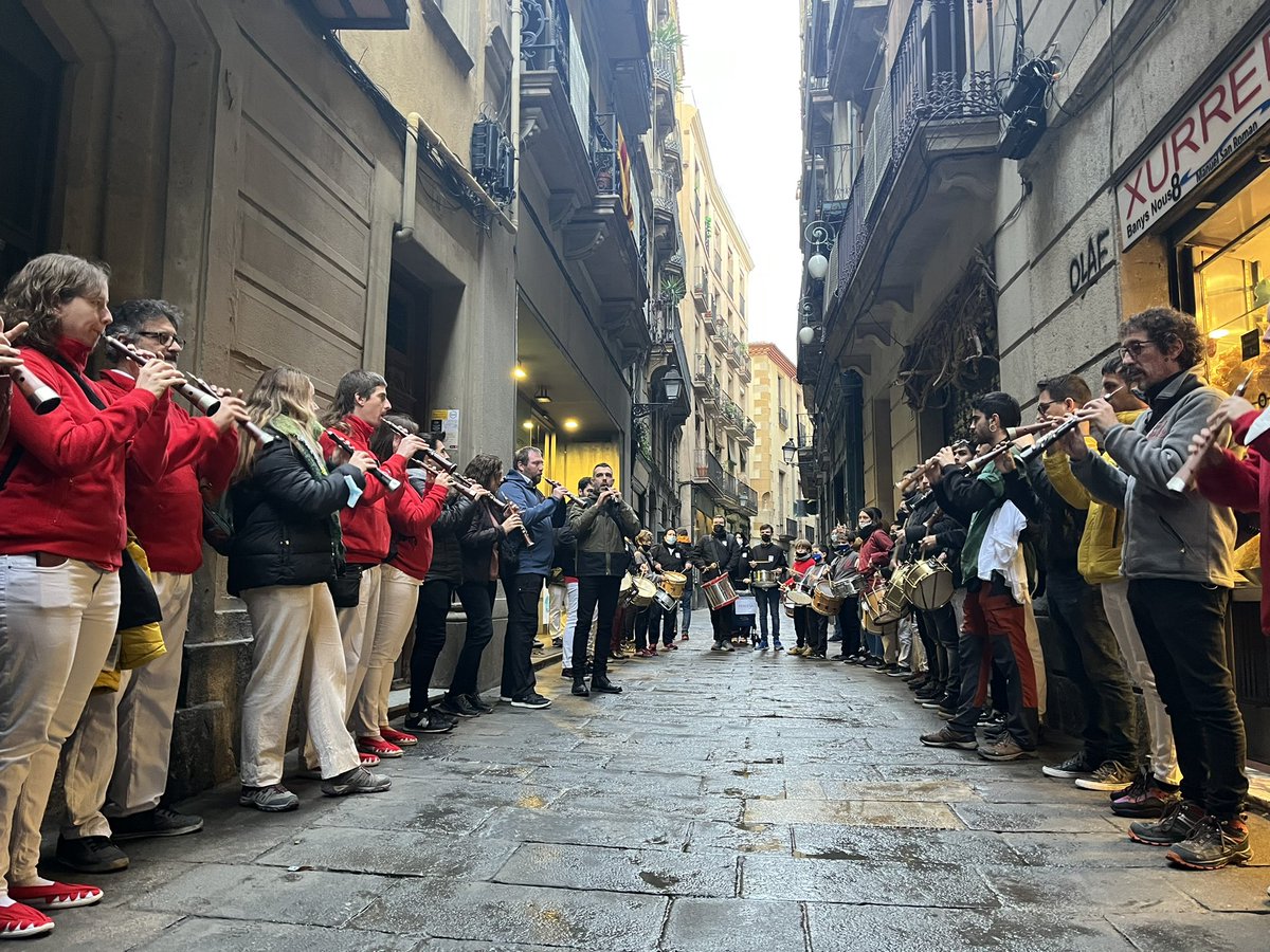 🌿 Bon diumenge de Santa Eulàlia!

Les matinades donen tret de sortida a un dia ple de cultura popular.
Al matí amb les diades Falconera i Castellera i el Seguici de Santa Eulàlia i a la tarda amb els correfocs 🔥.