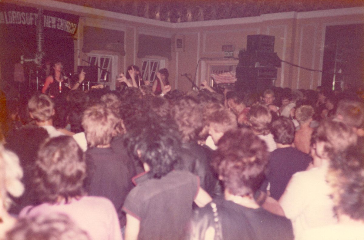 Schnitzel63's tweet photo. @GeorgiosMasman2 Morning,mate what a great band. Had the luck to saw them 3 times . Dortmund , Hamburg and London all gigs were awesome. Stiv was an Entertainer on stage.👇📸 from the London gig '83 https://t.co/5cI9Wm0tLm