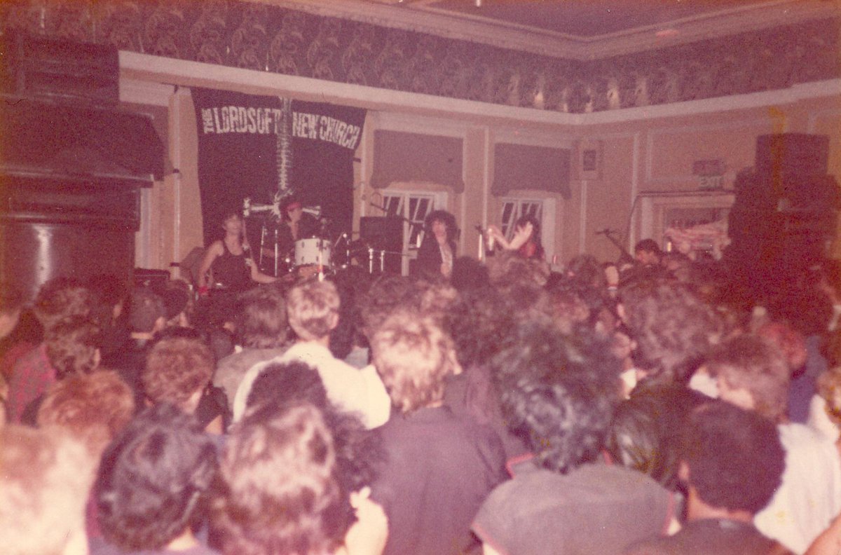 Schnitzel63's tweet photo. @GeorgiosMasman2 Morning,mate what a great band. Had the luck to saw them 3 times . Dortmund , Hamburg and London all gigs were awesome. Stiv was an Entertainer on stage.👇📸 from the London gig '83 https://t.co/5cI9Wm0tLm