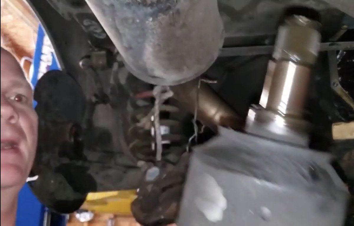 sterlingbaker15's tweet photo. Hour 22 on a repair Chris fix said would take 3 hours https://t.co/q2V1UjOfUG