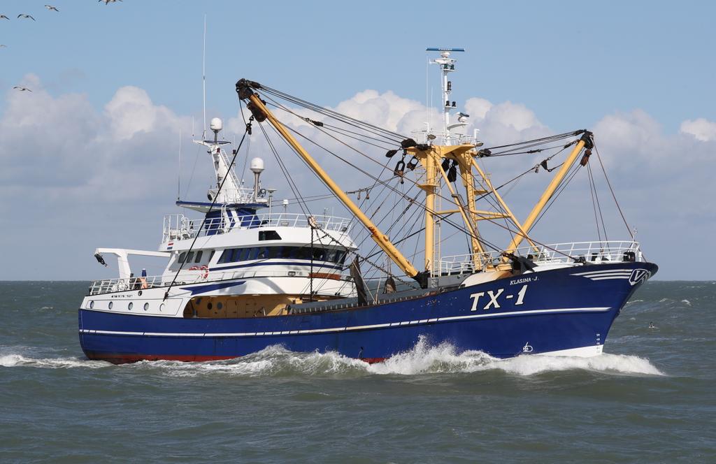 corvonktx1's tweet image. Wij zoeken een MATROOS óf MACHINIST voor de TX-1 "Klasina-J." 
In bezit van SW6 of hoger.

Sociaal bedrijf met volledig Nederlandse crew.

Vaarpatroon week op week af. 
SFM lage dekking wordt betaald.
Wisseldag donderdag. 

Thijs Vonk: 0612 932 640
Cor Vonk: 0653 424 907