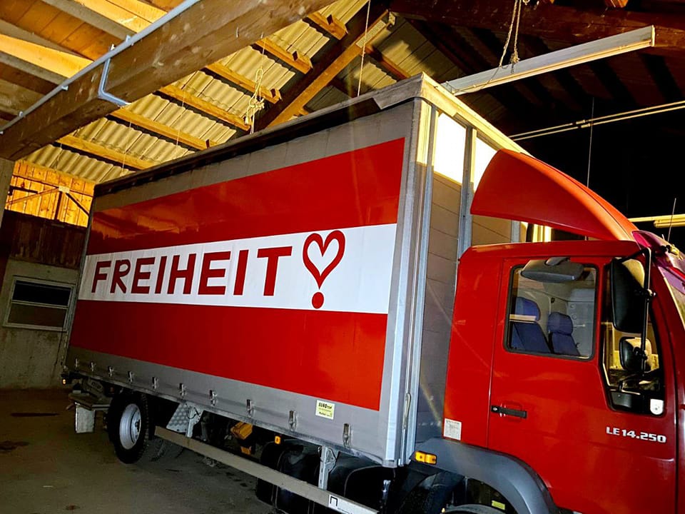 Freiheit по немецки свобода! Конвой в Австрии.И везде протесты в цветах национального флага #freedomconvoy