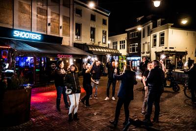 Een kakofonie aan feestmuziek als coronaprotest op de Korenmarkt: ‘Ik wil na twee jaar politieagent spelen weer gastheer zijn’ gelderlander.nl/arnhem/een-kak…