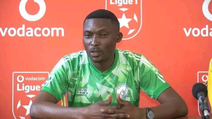 alain_basila's tweet photo. Chriso Mukendi démissionne de son poste d'entraîneur adjoint du #FcBlessing pour des raisons de convenances personnelles. Adjoint de Loboko jusqu'en février 2021. Entraîneur intérimaire (février à octobre 2021). Puis adjoint de Yves Diba de Oct 2021 à Févr 2022. 

[@leopardsactu] https://t.co/WpA4HLf9ek