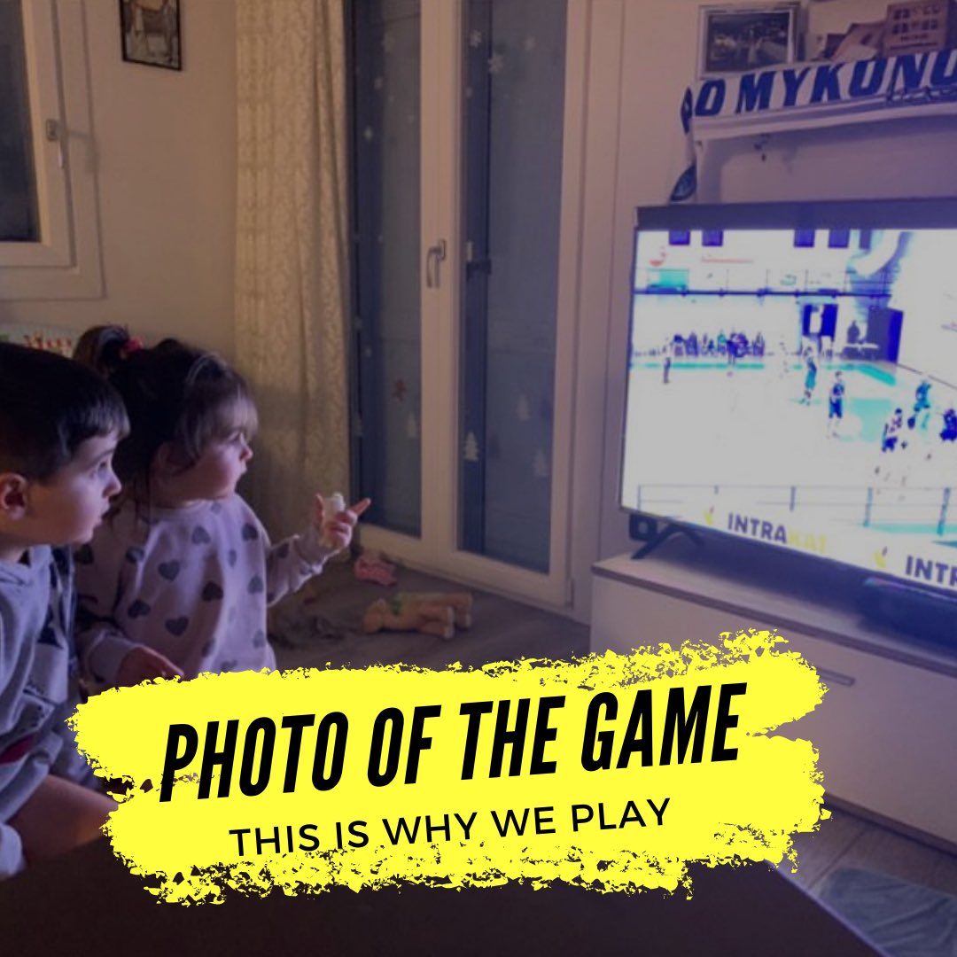 mykonos_bc's tweet photo. Στο χθεσινοβραδινό μας αγώνα 
η «photo of the game» δεν συνέβη ποτέ μέσα στο γήπεδο.
———
«Παρακολουθώντας τον μπαμπά να παίζει με την ομάδα της καρδιας του»
———
💙 #γιααυτόπαιζουμε 
(μικρη ομαδα ειμαστε(ακομα) με τις μικρες στιγμες χαιρομαστε)
#paobc #olympiakosbc https://t.co/HRKRHzVeRk