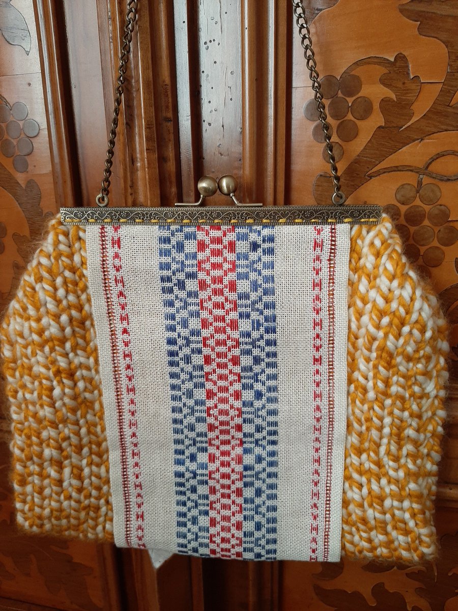 AArtfin's tweet photo. Chętnie udostępniam najnowszy produkt dodany do mojego sklepu #etsy: torebkasłoneczna na lato, kolorowa ręcznie wykonana z etnicznym haftem,etno, modna, pojedynczy egzemplarz https://t.co/aKXeV7kMPv #oty #bohoihippie #urodziny #czerwony #walentynki #zoty #odprojektanta https://t.co/kw4BStfzE8