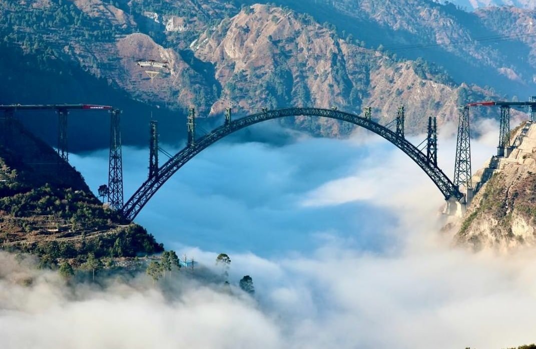 Ankur_IIS's tweet photo. This is not just the world's highest #Railway bridge but also a reflection of #India's scientific prowess 🇮🇳

Standing at 359m above river bed level, it is 35 meters higher than the iconic #Eiffel Tower in #Paris!

@anandmahindra @ErikSolheim
#ChenabBridge
 #JammuAndKashmir https://t.co/3be4awnAJW
