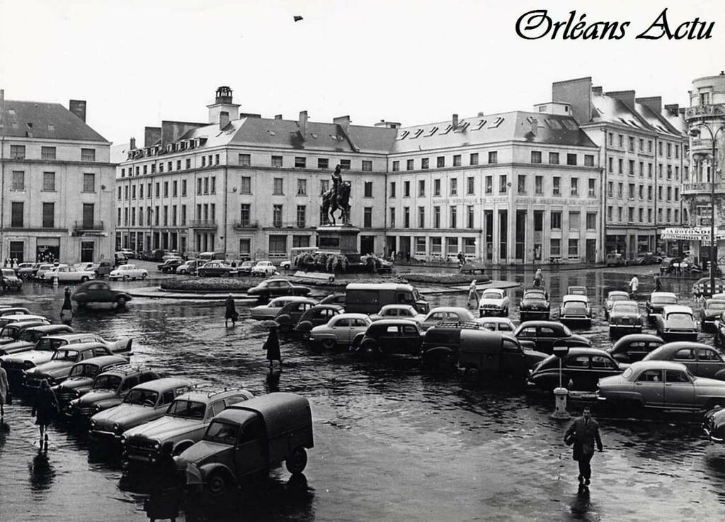 orleansactus's tweet photo. ⭕️ Orléans dans le rétro ⭕️

➡️ La place du Martroi dans les années 60 
➡️ Source Orléans Vintage : https://t.co/2bBRpAyxU1 https://t.co/Z4B63e8yyc https://t.co/c9AI1hkEh3