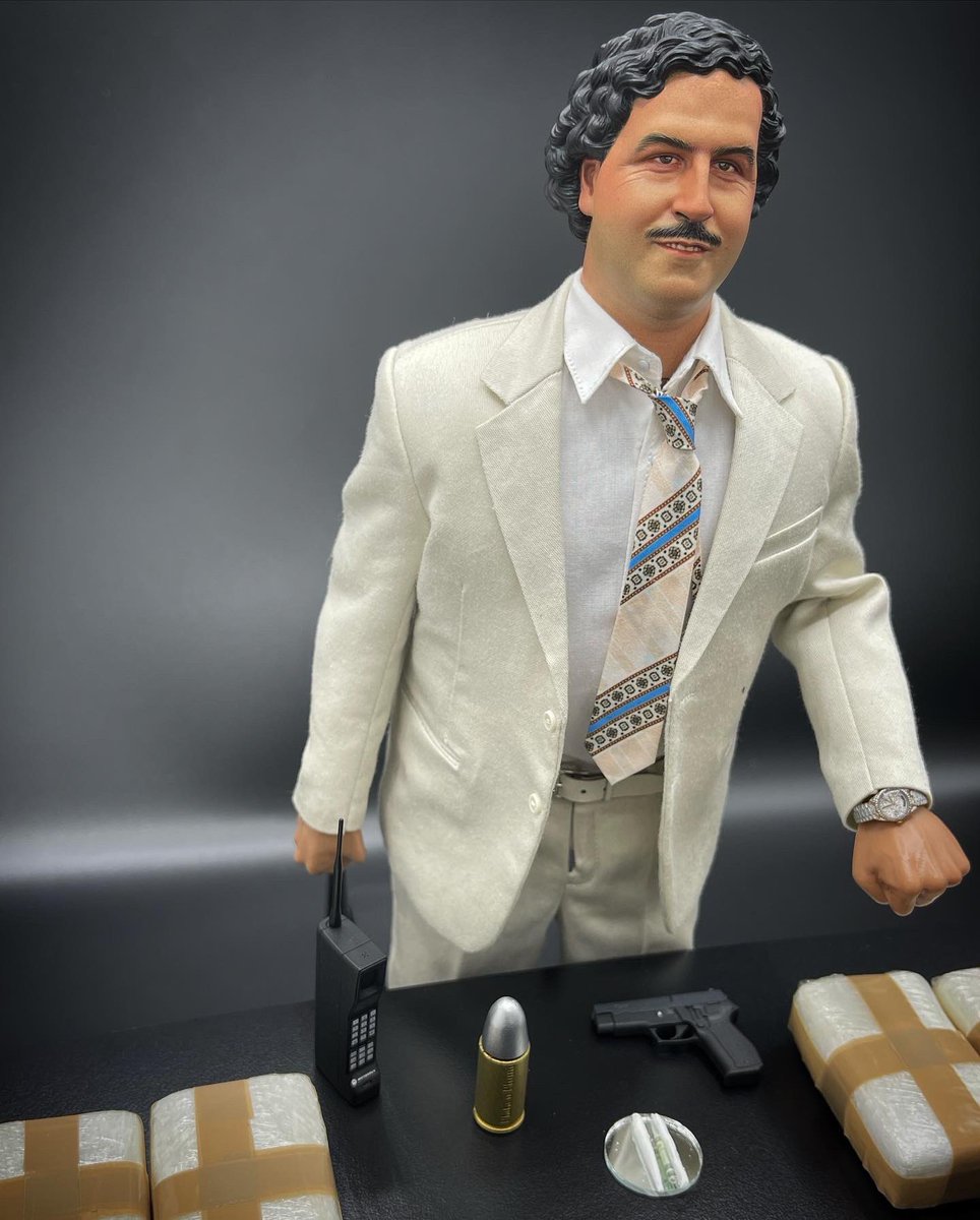 TreasuresScale's tweet photo. One day, I’m going to be President of the Republic of Colombia. So look, I make deals for a living. Now, you can stay calm and accept my deal, or accept the consequences #PabloEscobar #ElPatron #MedellinCartel #Narcos https://t.co/Q224NJOXw9