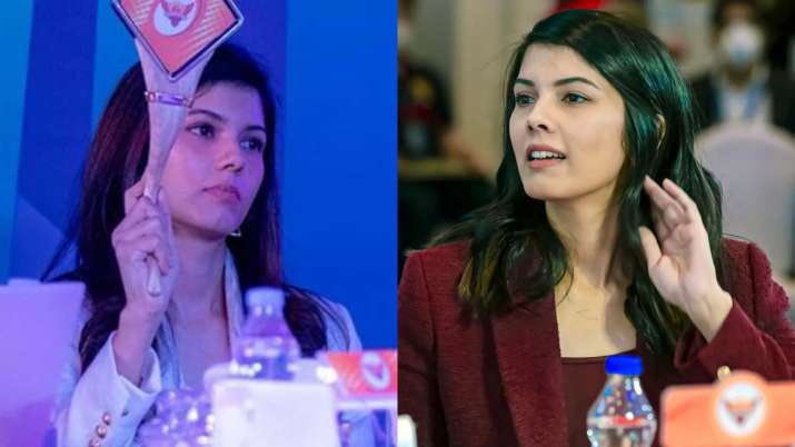 AvhadVaibhav's tweet photo. What is #Robin #Scherbatsky doing at IPL Auction?? 

 @CobieSmulders @SunRisers @IPL #iplauctionbid2022 #IPL2022MegaAuction #IPLMegaAuction https://t.co/4GhEvFebRD