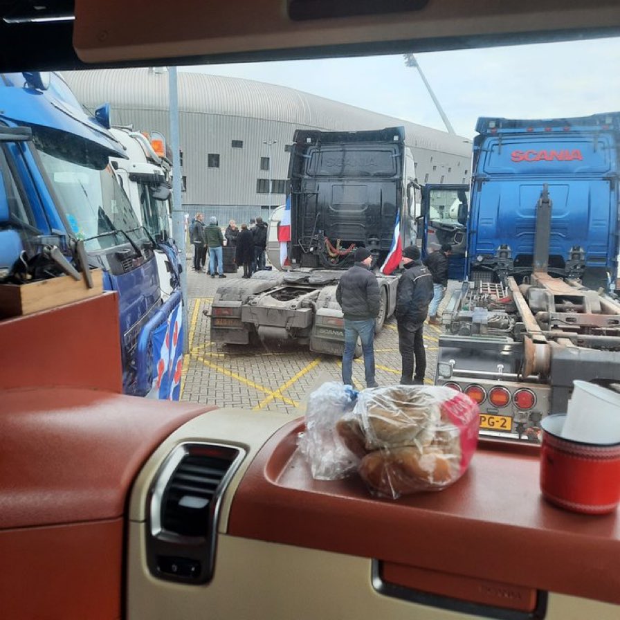 Truckers in de val gelokt door burgemeester Van Zanen, konden naar het terrein van #ADO #DenHaag - “om daar te overnachten”. Nu gegijzeld. Voertuigen zijn bestuurlijk opgehouden en mogen niet van terrein af.