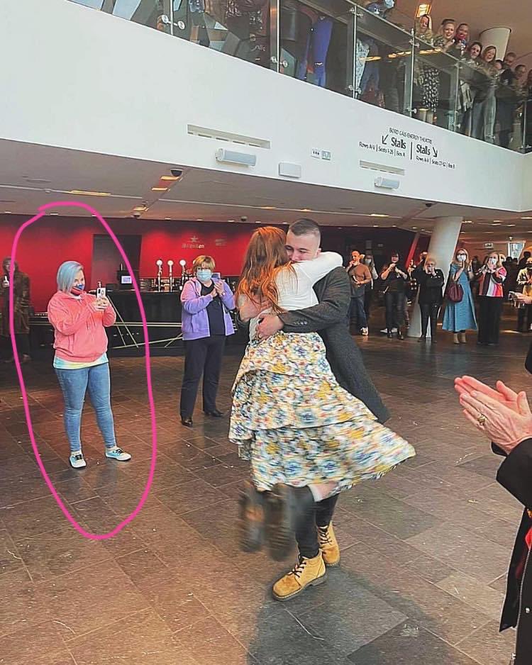 STAGEY TWITTER PLEASE RETWEET!

One of our MTAS members was proposed to and she is trying to find this lady who filmed it. In a fluster she gave wrong number! (Les Mis in Ireland) please RT!