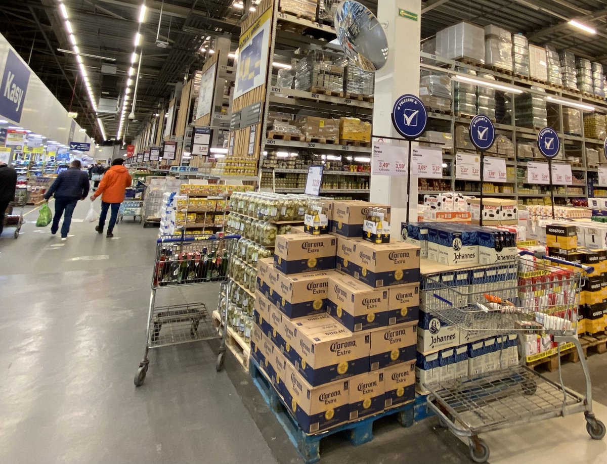 Sandomendi's tweet photo. En el supermercado en Varsovia, presencia mexicana. El mercado de Polonia 🇵🇱 de 38 millones de personas tiene un gran potencial para contar con estos y con muchos más productos mexicanos de alta calidad. #MexicoExporta https://t.co/rBTQIcGLgz