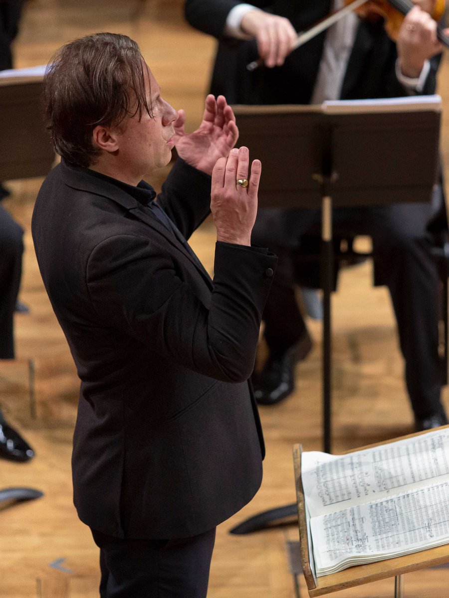 Sinfonica_mi's tweet photo. 🥁Il ritmo di #SimoneRubino si fonde con laVerdi diretta da @Kristjanjarvi!
Oltre alla quinta di #Čajkovskij, l'atteso Concerto per Percussioni di #Panfili, composizione totalmente connessa con la nostra contemporaneità.
Vi aspettiamo oggi alle 16 👉🏻 https://t.co/XO7VNlp0Tl https://t.co/MZnoUV7d4A