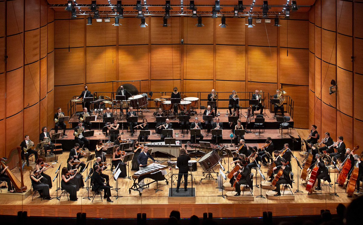 Sinfonica_mi's tweet photo. 🥁Il ritmo di #SimoneRubino si fonde con laVerdi diretta da @Kristjanjarvi!
Oltre alla quinta di #Čajkovskij, l'atteso Concerto per Percussioni di #Panfili, composizione totalmente connessa con la nostra contemporaneità.
Vi aspettiamo oggi alle 16 👉🏻 https://t.co/XO7VNlp0Tl https://t.co/MZnoUV7d4A