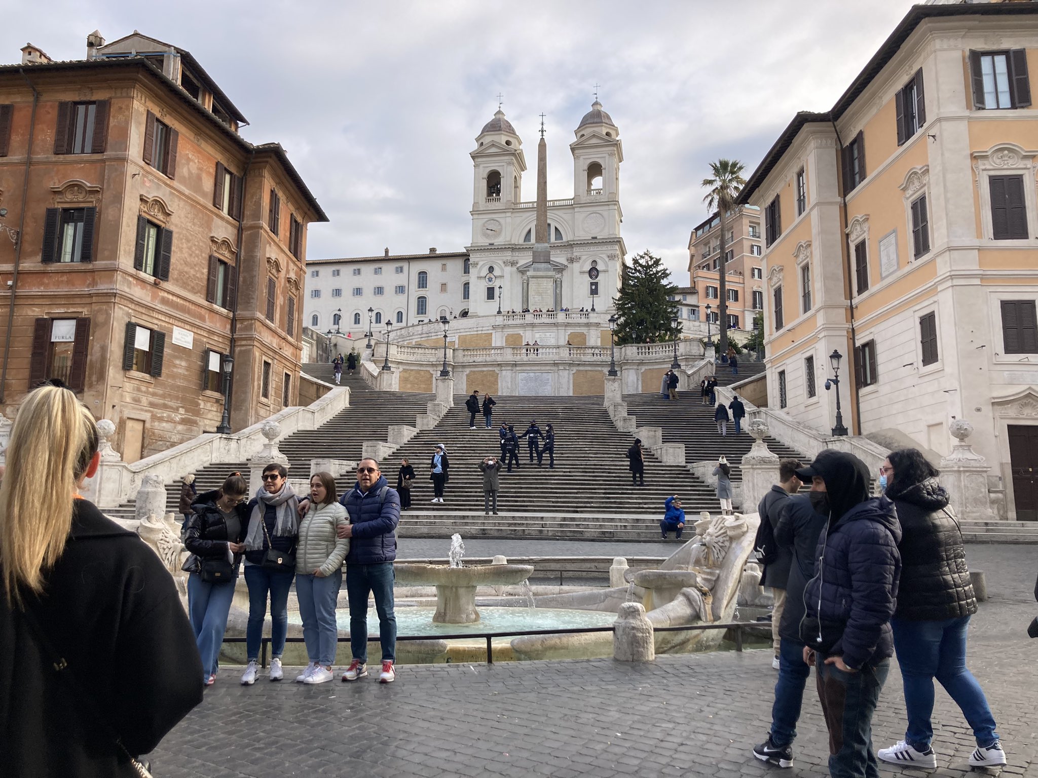 ヨーロッパ旅行 情報部 ローマ イタリア 本日の風景より ローマの休日 今日は日曜日で街は閑散している とりあえず スペイン広場に 明日は 日本のフォーマットで証明書が得られるところでpcr検査を受ける予定 予定していたafは変更不可になっ