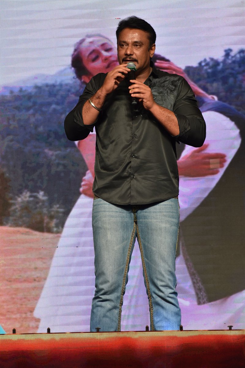 Darshanfans171's tweet photo. ತಮಗೆ ಜೀವನ ರೂಪಿಸಿದ ಚಿತ್ರ ಮೆಜೆಸ್ಟಿಕ್ ಚಿತ್ರದ ಸಂಭ್ರಮಾಚರಣೆ ಸಮಯದಲ್ಲಿ ಡಿಬಾಸ್ ❤️ 
#DBossBirthdayCDP https://t.co/NR33HIVt5P
