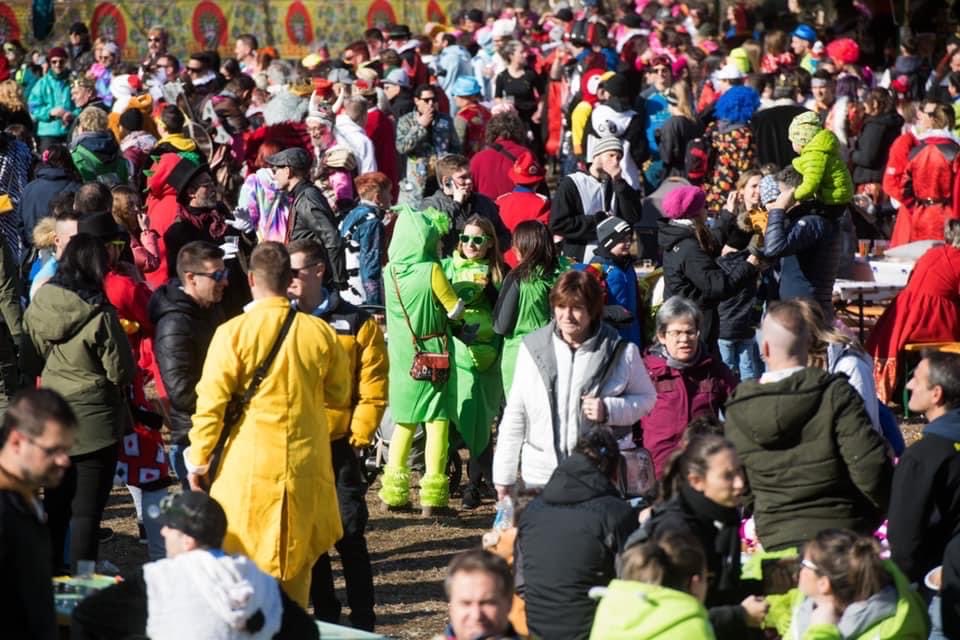 Ma quelli lì in fondo, non è Miss mondo?