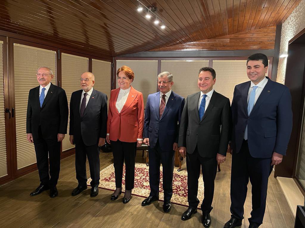 Tarih bu fotoğrafı şöyle yazacak:
“Cumhuriyet tarihinde ilk kez sol bir parti, beş muhafazakar partiyi yedeğine takarak, muhafazakar bir iktidarı yıkmaya çalıştı. Buna rağmen başaramadılar!”