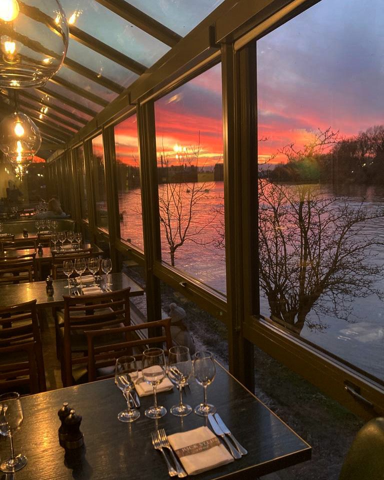 🌅 Have you ever dined in our conservatory overlooking the Thames? The view never fails to impress, especially if you’re lucky enough to get a sunset like this.