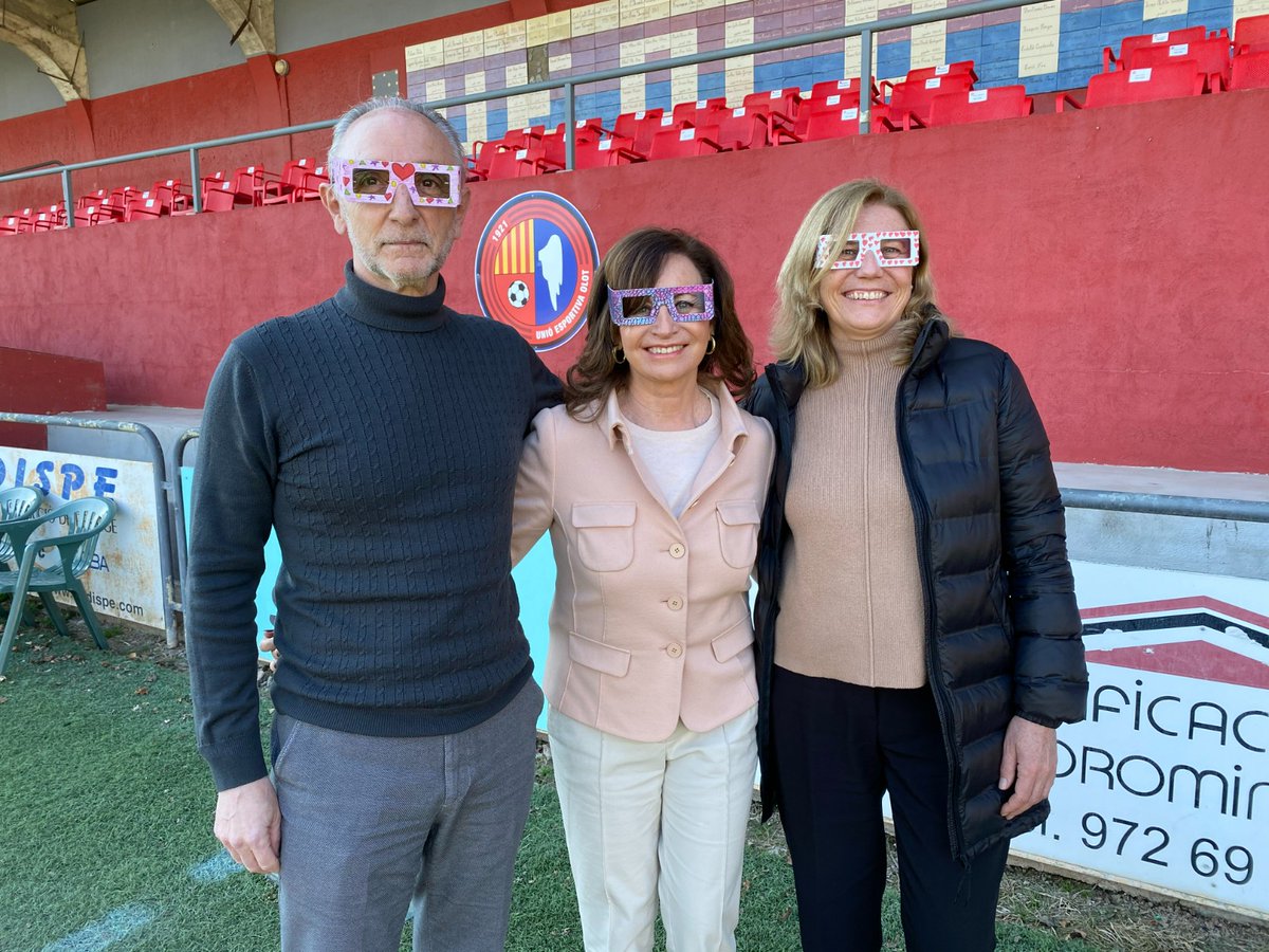 fundacioabosch's tweet photo. Ahir el camp de l'@UEO1921 es va omplir de solidaritat... i d'ulleres! 🕶️

⚽ A l'#OlotPobla es van poder comprar les ulleres de #RealidadMejorada i els jugadors van demostrar com de bé els hi quedaven.

MOLTES GRÀCIES! ✨

🗣️ Col·labora amb nosaltres 👉 https://t.co/jAR7lh4ctx https://t.co/z9bWYhbTuM
