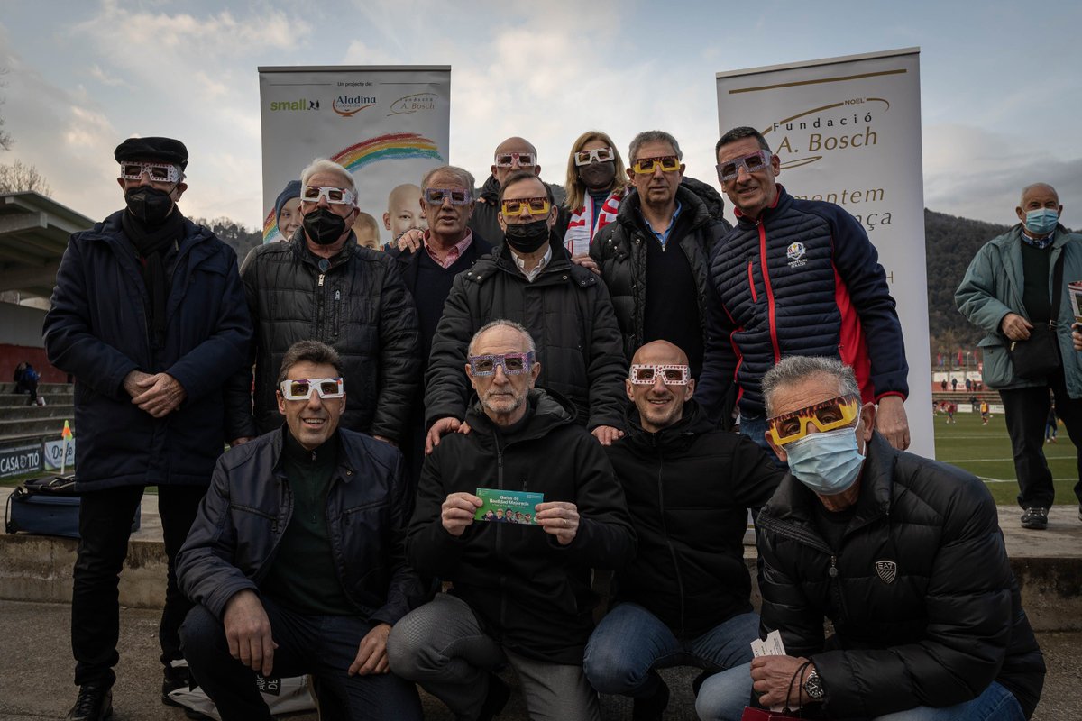fundacioabosch's tweet photo. Ahir el camp de l'@UEO1921 es va omplir de solidaritat... i d'ulleres! 🕶️

⚽ A l'#OlotPobla es van poder comprar les ulleres de #RealidadMejorada i els jugadors van demostrar com de bé els hi quedaven.

MOLTES GRÀCIES! ✨

🗣️ Col·labora amb nosaltres 👉 https://t.co/jAR7lh4ctx https://t.co/z9bWYhbTuM