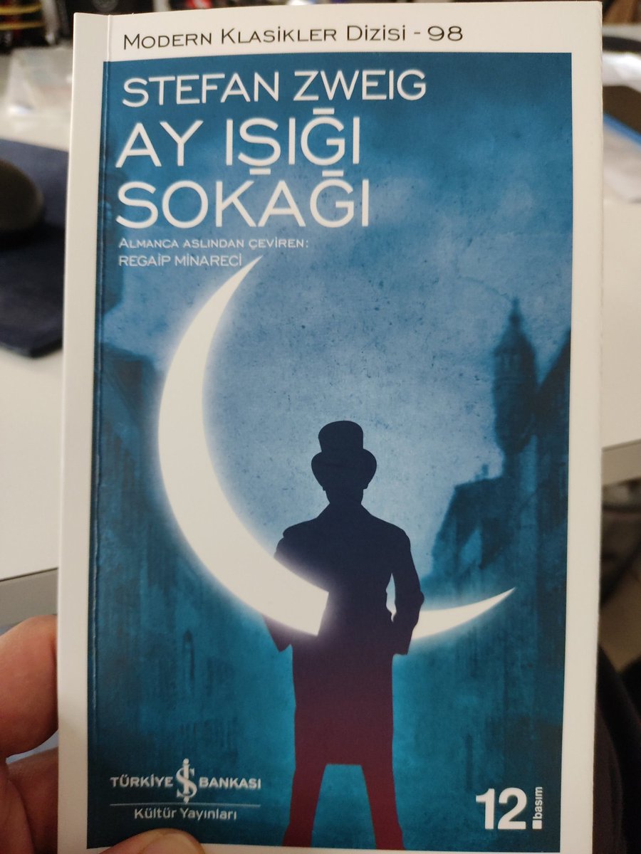 Oluk oluk akar, eğleşir gider,
Yapraklarla bir şey söyleşir gider.
Gider, güzel yağmur, ağlaşır gider,
Yıkayıp bırakır gönlümü 
#KarantinaMood
#pazar #yağmur 
Not: Yağmurlu bir pazar günü; dışarda kimseler kalmamış, sokaktan gelen yağmurun sesi, kuş cıvıltıları  ve sessizlik…