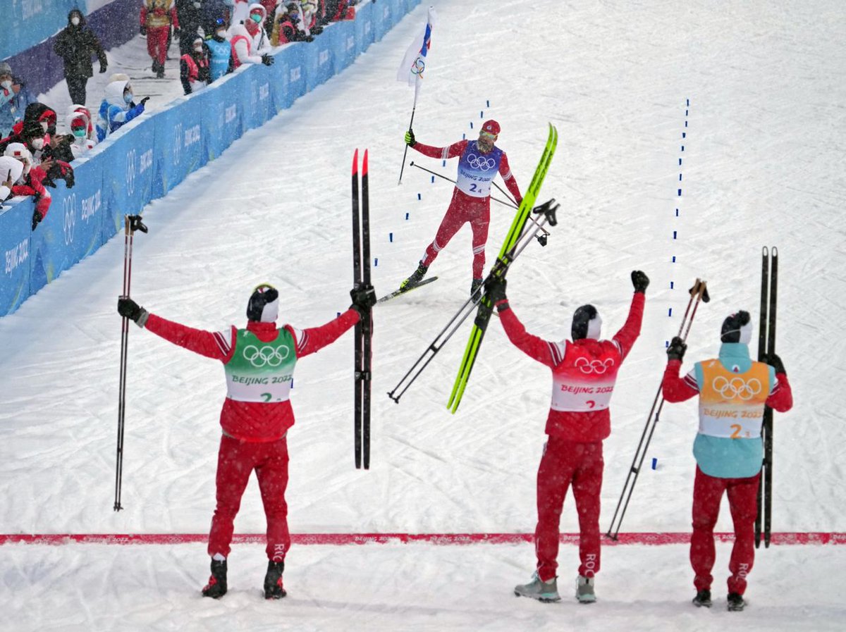 Три лыжных спортсмена. Лыжные гонки эстафета мужчины Пекин 2022.