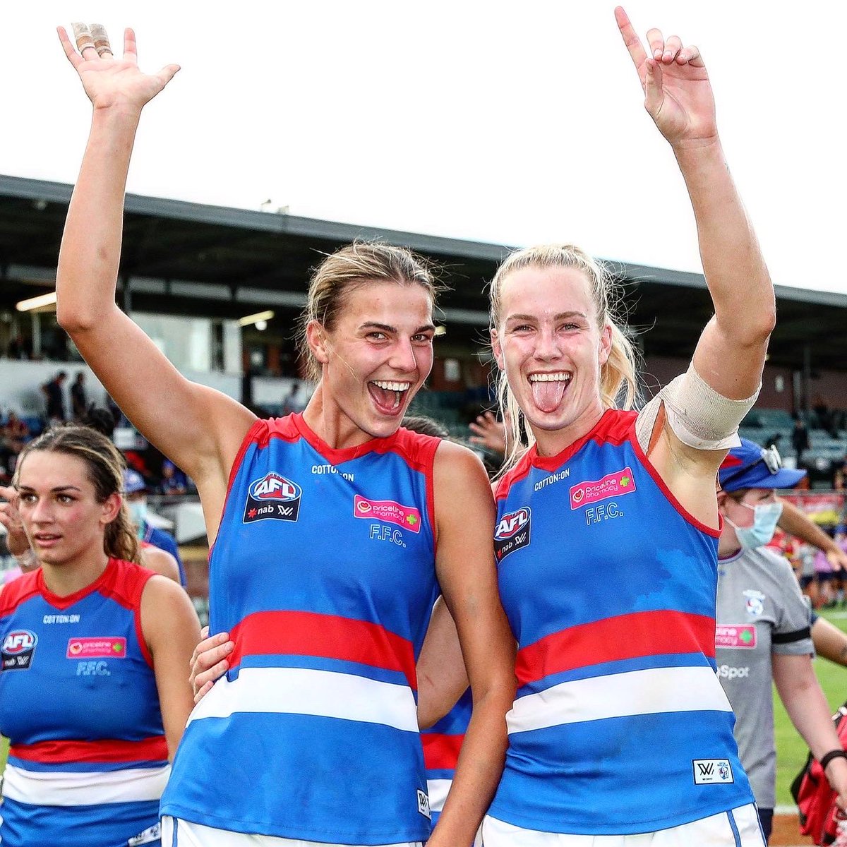 All smiles 😊

#AFLW | #AFLWCrowsDogs