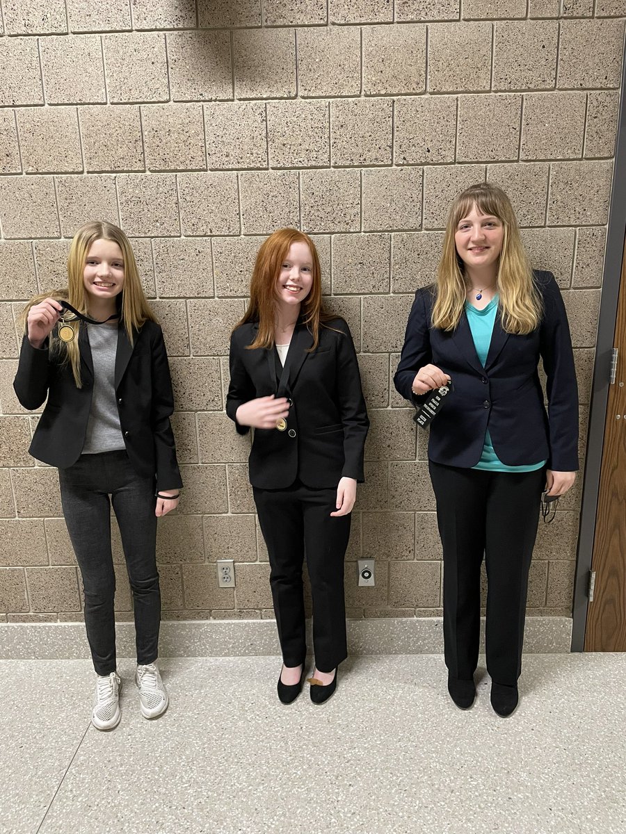 MWHS_Speech's tweet photo. Last Thursday these 3 talented young speakers competed at the New Prague Middle School Tournament and came home with hardware!! #MWHSPride

Makenna Demmer - 1st Discussion
Hannah Christenson - 1st Oratory
Ava Daum - 6th Oratory https://t.co/AySbzQOnJg